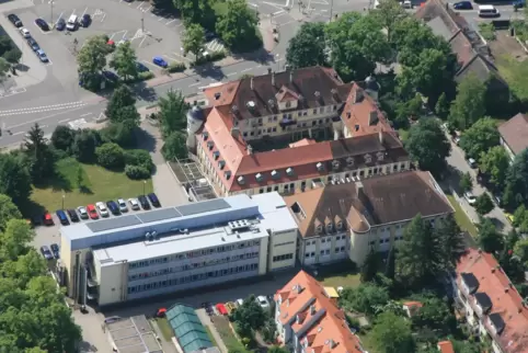 Sitz der Forschungsanstalt: oben der Altbau an der Oberen Langgasse, darunter die Erweiterungsgebäude. 