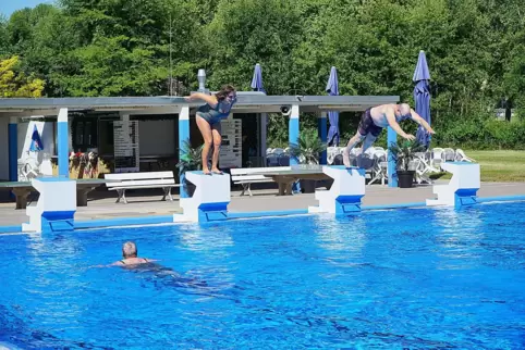 Auf die Plätze: Karin Ipser und Markus Rogge vom Freundeskreis Freibad tauchen zur Saisoneröffnung an der Schließ erstmals für d