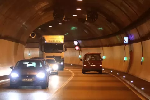 Der Barbarossatunnel der B10 bei Annweiler.