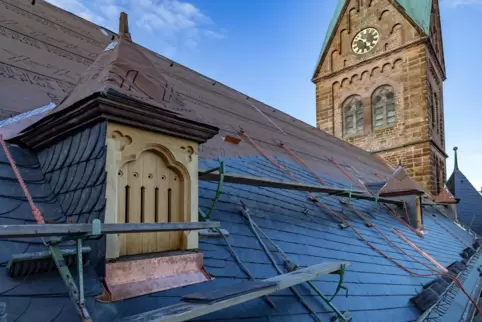 Die Dächer der katholischen Kirche Ramstein-Miesenbach sind neu eingedeckt worden. Die Gauben bekamen neue Läden, um Tauben fern
