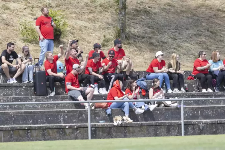 Spieler des frisch gebackenen C-Klasse-Meisters SV Martinshöhe II kommentierten am Sonntag launig das Spieler ihrer Ersten.