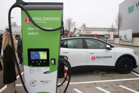 Gehört auch zum Pfalzwerke-Geschäft: der Stromverkauf über Ladesäulen für E-Fahrzeuge; hier der Ladepark bei Möbel Ehrmann in La