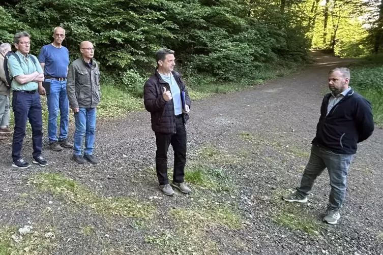 VG-B&uuml;rgermeister Frank R&uuml;ttger (Mitte) bei der Ortsbegehung des Eckbach-M&uuml;hlenwanderwegs durch den VG-Bauausschuss.