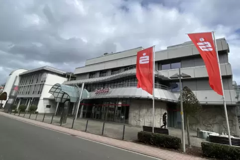 Dunkle Wolken über der Sparkasse: Ohne genehmigten Haushalt kann der Kreis das Gebäude nicht kaufen. 