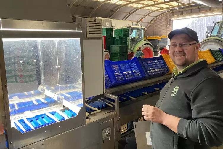 Thomas Beck zeigt seine Spargel-Sortiermaschine. 