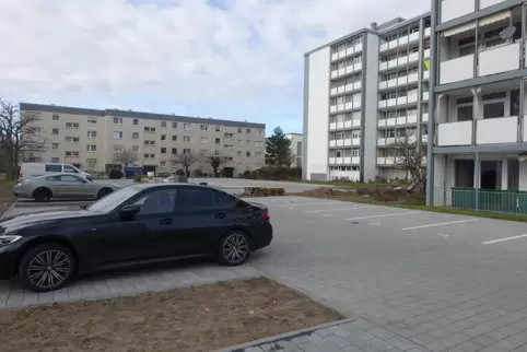 Wo früher eine Grünfläche war, ist nun ein Parkplatz. 