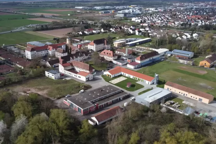 Luftaufnahme des Jugendwerks St. Josef in Landau-Queichheim. 