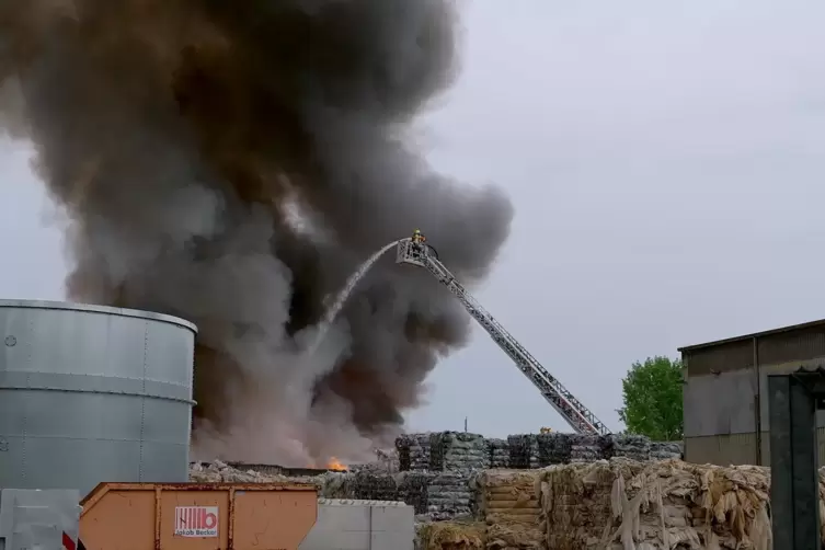 Wasser marsch: Großbrand bei einem Recyclingbetrieb in Schifferstadt Anfang Mai. Als Ursache wird ein falsch entsorgter Akku ver
