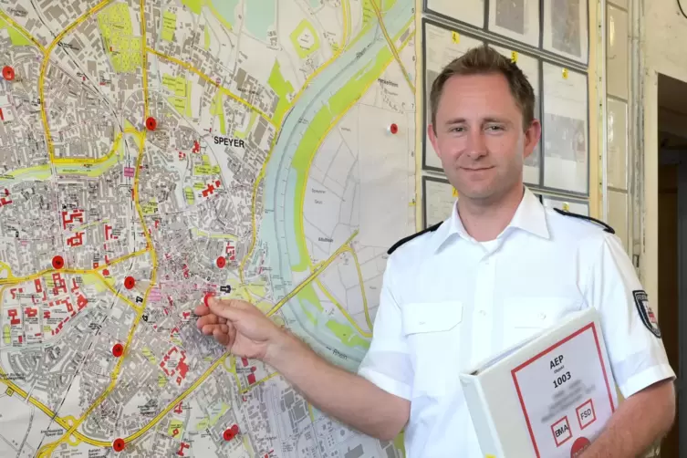 Alles im Blick: Thorsten Best plant bei der Feuerwehr Speyer die Eins&auml;tze und ist Experte f&uuml;r Brandschutz.
