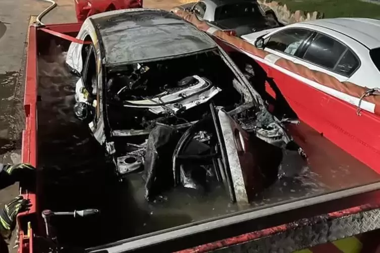 Abgetaucht: Brennende E-Autos wurden in Speyer bis vor Kurzem noch in Containern voller Wasser versenkt. 
