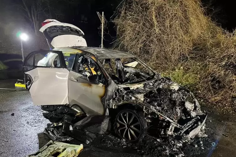 Am Boden zerst&ouml;rt: Ausgebranntes E-Auto im Binsfeld im Jahr 2021. 