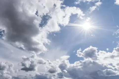Die Sonne setzt sich oft gegen die Wolken durch. 