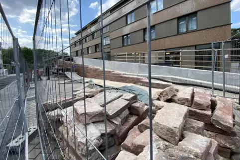 Rampe zur Viadukt-Brücke: Steine im Vordergrund haben ausgedient. 