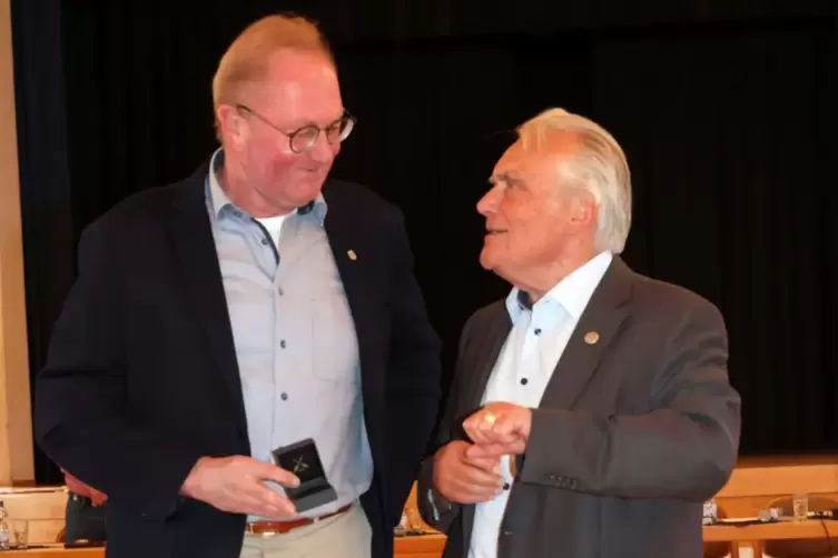 Bernd Kraft (rechts) ist von Ortsbürgermeister Werner Baumann für 50 Jahre Mitgliedschaft im Gemeinderat mit dem Maxdorfer Ehren