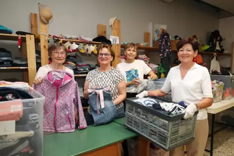 Etwa 50 Kunden pro Woche kommen in die Kleiderkammer. Hier die Helferinnen Birgit Görtz, Doris Jungkind, Isolde Heinz und Elke R