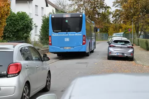 Engstellen vor allem für den Busverkehr: Rainer-Maria-Rilke-Weg. 