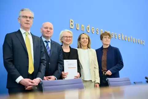 Die sogenannten Wirtschaftsweisen bei der Präsentation ihres Frühjahrsgutachtens am Mittwoch. 