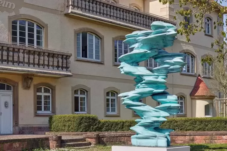 Typisch Tony Cragg: Seine Skulptur &bdquo;Runner&ldquo; (2015) auf einem Rasenst&uuml;ck der &Ouml;rthop&auml;dischen Universit&auml;tsklinik in Heidelberg-Schl