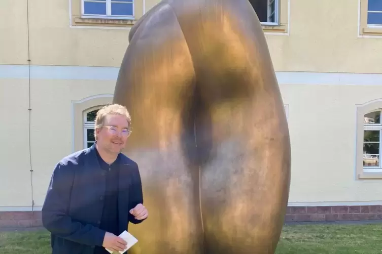Schirn-Direktor Sebastian Baden vor &bdquo;Integers&ldquo;, 2020. 