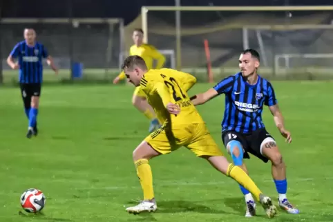 Louis Hartmann (rechts) wechselt vom FC Speyer 09 zum FV Berghausen, hier gegen Manuel Gaa vom FV Dudenhofen II.