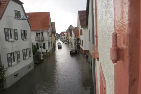 So präsentierte sich die Pfalzstraße am Mittwoch gegen 15.30 Uhr nach dem Starkregen. 