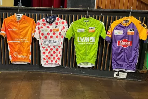 Vier der sechs Trikots der 37. LVM Saarland Trofeo (von links): das orangene für die bestplatzierte Mannschaft, das gepunktete f