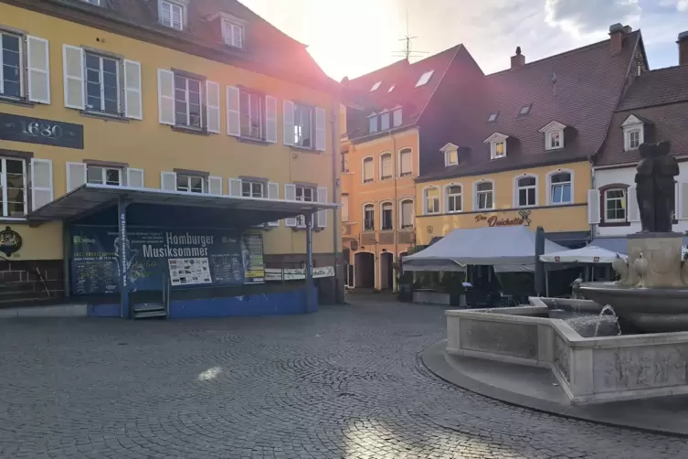 Der Musiksommer kann kommen: Die B&uuml;hne am historischen Marktplatz in Homburg wurde bereits aufgestellt.