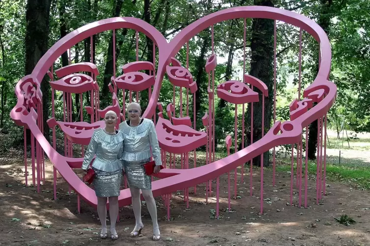 Ein Herz f&uuml;r die K&uuml;nstlerinnen: Installation im Garten der Galerie KU/Hof, heute QHof.