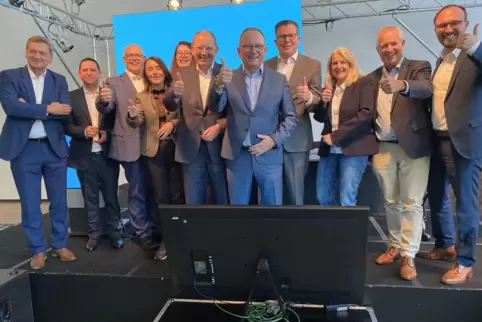 Klaus Blettner umgeben von Parteiprominenz.