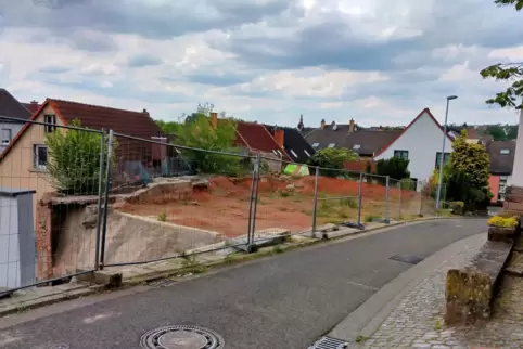 Einst stand hier im „Schulhübel“ in Weilerbach das katholische Jugendheim, nach dem Abriss des Gebäudes sollen dort nun Parkplät