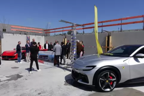 Zur Einstimmung wurden schon mal einige Sportwagen aus dem Hause Ferrari auf der Baustelle ausgestellt.