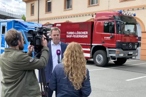 Vorstellung des neuen Gefahrenabwehrzentrums: Mit dem Altbau im Hintergrund erklärt Thomas Danner, Leiter der Abteilung Umwelt u