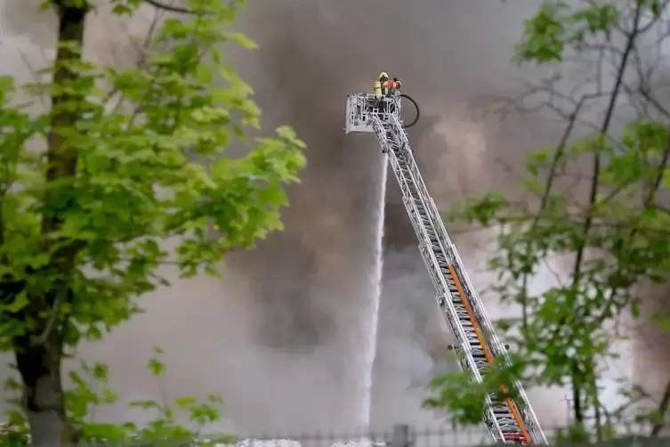 Eine Drehleiter im Einsatz gegen Flammen. So etwas braucht die Feuerwehr Lambsheim-Heßheim, doch die Anschaffung wäre beinahe st