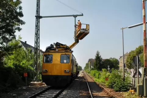 Die Bahnstrecke von Speyer über Germersheim nach Wörth wurde in zwei Etappen 2006 und 2010 elektrifiziert. 