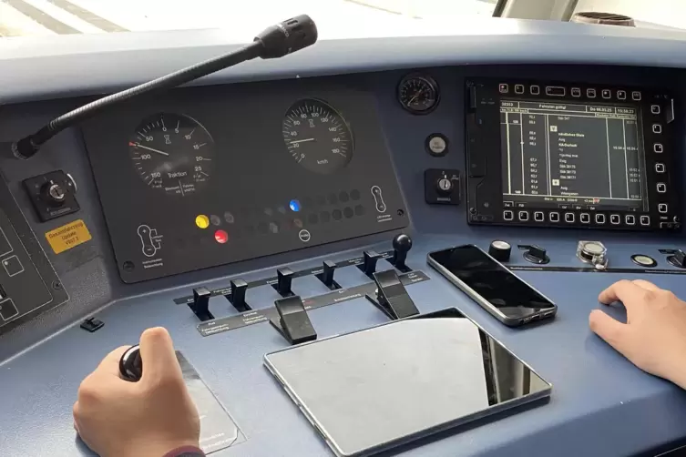 Gefahren wird die Bahn per Hebel. Den hat der Lokf&uuml;hrer in der linken Hand.