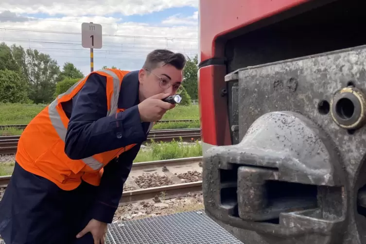 Max-Marvin M&uuml;ller kontrolliert den Zug vor der Abfahrt.