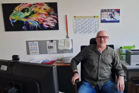 Unübersehbar Adler-Fan: Michael Steitz in seinem Büro im Faktorhaus.