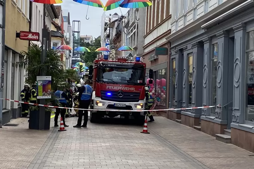 Schreckmoment am Samstagmittag: Feuerwehreinsatz in der Friedrichstraße. Es war zum Glück nur ein geplatztes Wasserrohr. Der Ein