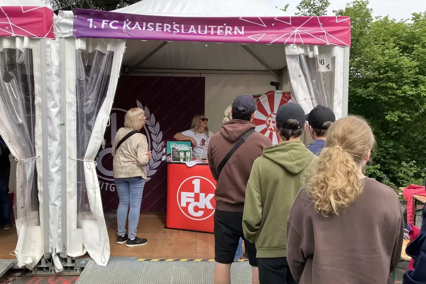 Am FCK-Stand bildete sich eine lange Schlange.