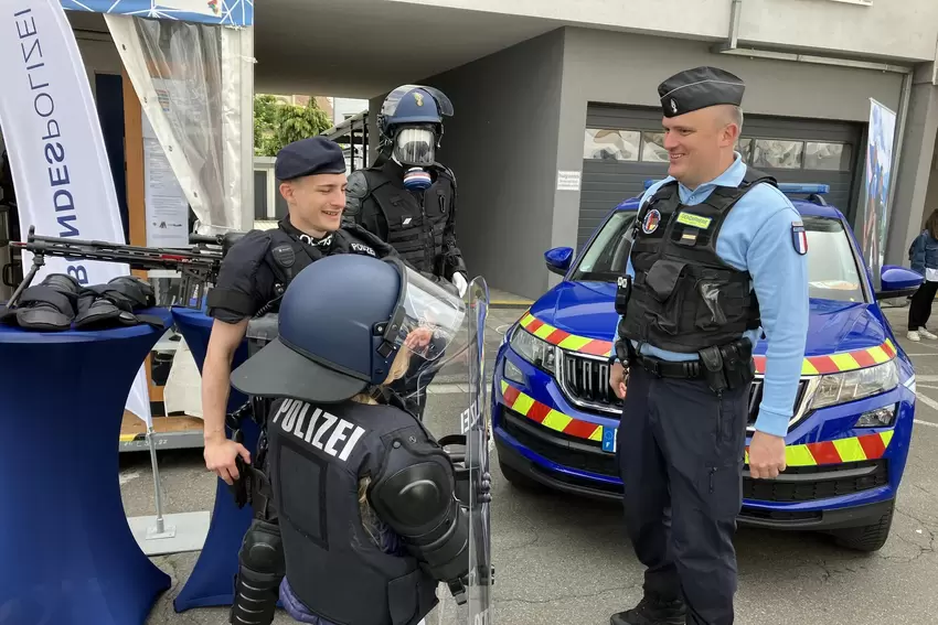 Bei der deutsch-französischen Brigade können Kinder die Polizeimontur anprobieren.