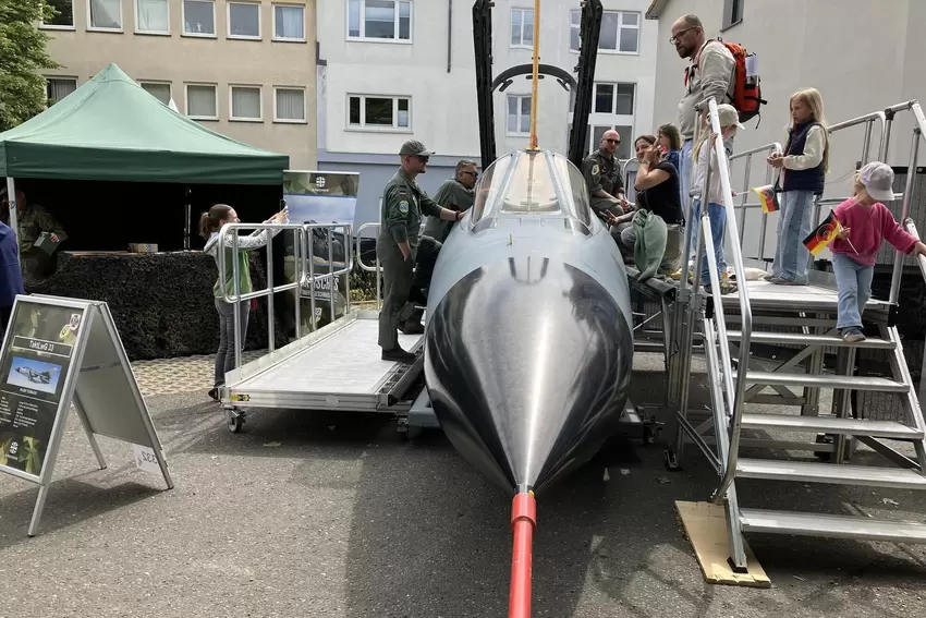 Probesitzen im Tornado-Cockpit.