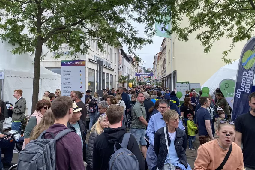 Am späten Nachmittag: Die Innenstadt ist rappelvoll.