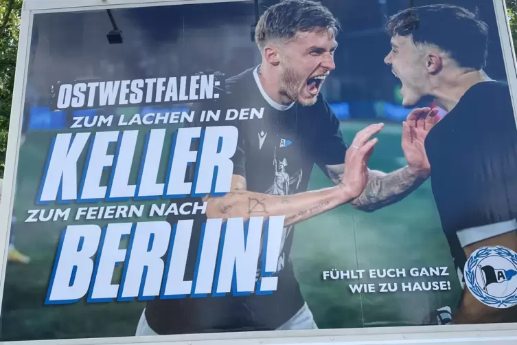 Die Arminia-Fans &uuml;berzeugen mit frechen Plakaten. 