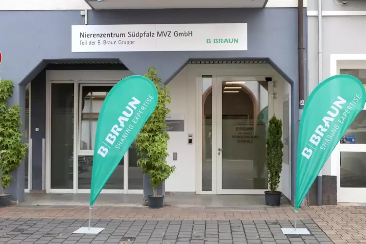 Der Eingang zum Nierenzentrum in der K&ouml;nigstra&szlig;e. Ein Zugang f&uuml;r Liegendtransporte befindet sich um die Ecke am Paradeplatz.