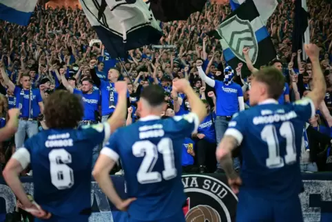 Noch lange nach dem Finale wurden die Spieler von Arminia Bielefeld von ihren Fans für eine tolle Saison gefeiert. 
