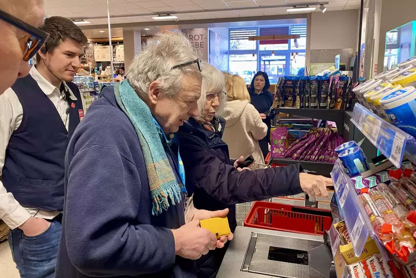 Fünf SB-Kassen gibt es in dem Landauer Rewe-Markt.