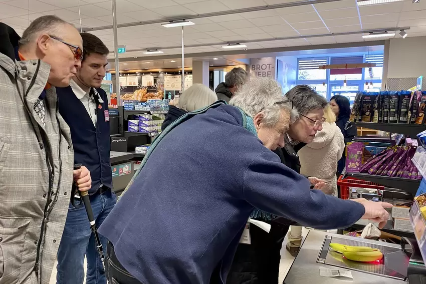 Obst und Gemüse ohne Barcode wird auf der SB-Kasse gewogen.