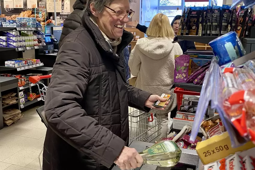 Die 69-jährige Irene Hoffmann zieht ihre Waren im Turbo-Tempo über den Selbstscanner. Sie kennt die Arbeit mit Barcodes schon au