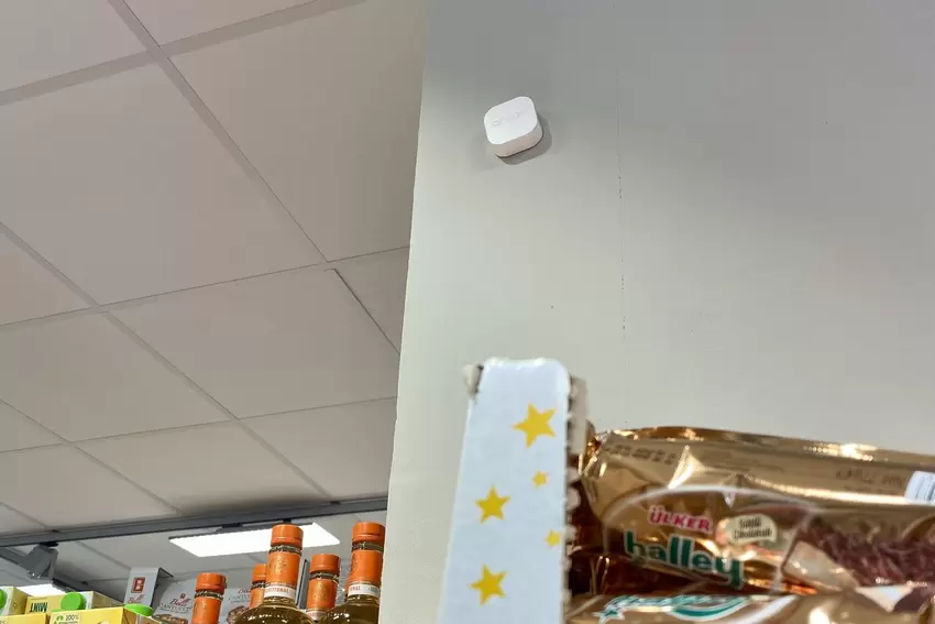 Überall im Markt hängen solche Pods an der Wand, mit denen die Handscanner verbunden sind.