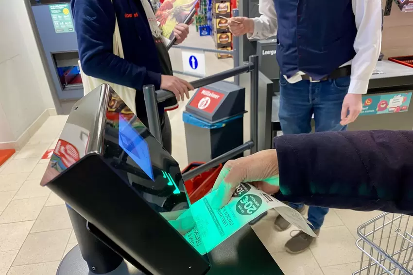 Mit dem Kassenbon lässt sich die Ausgangsschranke öffnen.